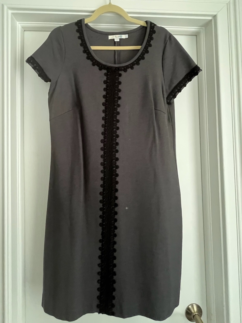 Biden Gray Short-Sleeve Shift Dress with Black Trim